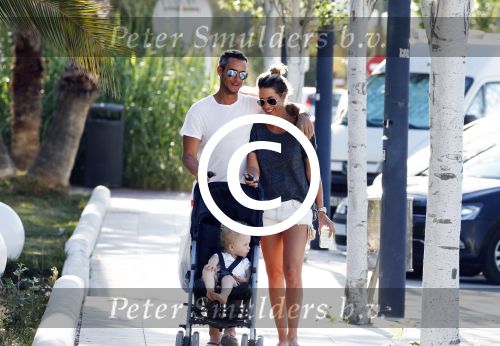 ibiza 15 mei 2015
Renee Vervoorn met man Guy v d Reijden en dochter Monroe op ibiza
