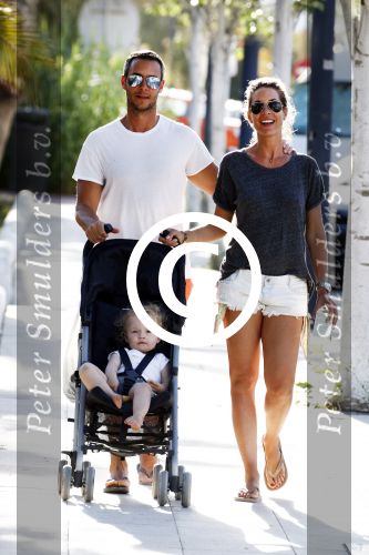 ibiza 15 mei 2015
Renee Vervoorn met man Guy v d Reijden en dochter Monroe op ibiza