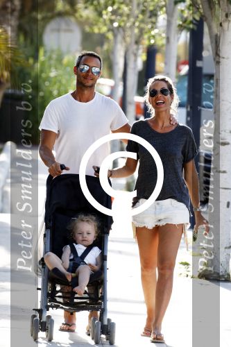 ibiza 15 mei 2015
Renee Vervoorn met man Guy v d Reijden en dochter Monroe op ibiza