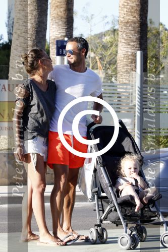 ibiza 15 mei 2015
Renee Vervoorn met man Guy v d Reijden en dochter Monroe op ibiza