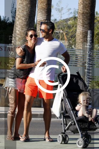 ibiza 15 mei 2015
Renee Vervoorn met man Guy v d Reijden en dochter Monroe op ibiza