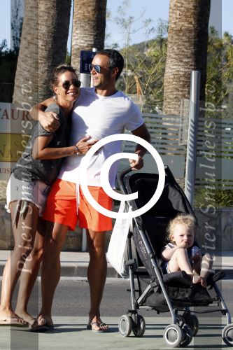 ibiza 15 mei 2015
Renee Vervoorn met man Guy v d Reijden en dochter Monroe op ibiza