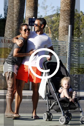 ibiza 15 mei 2015
Renee Vervoorn met man Guy v d Reijden en dochter Monroe op ibiza