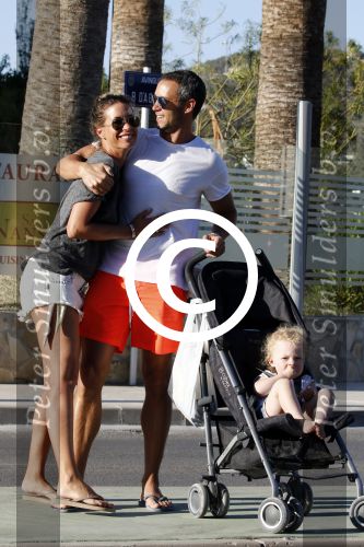 ibiza 15 mei 2015
Renee Vervoorn met man Guy v d Reijden en dochter Monroe op ibiza