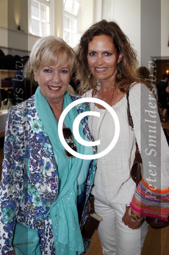 Amsterdam 8 juni 2015
Boekpresentatie Boek Danielle Oonk van t Schip in Yogacentrum Amsterdam.
Ria Valk met dochter