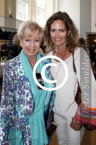 Amsterdam 8 juni 2015
Boekpresentatie Boek Danielle Oonk van t Schip in Yogacentrum Amsterdam.
Ria Valk met dochter