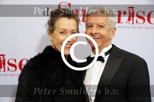Amsterdam 18 mei 2015
Premiere de surprise van Mike v Diem met in de hoofdrollen Georgina Verbaan en Jeroen v Koningsbrugge. De premiere was in Tuschinski. Ronald Plasterk met vrouw