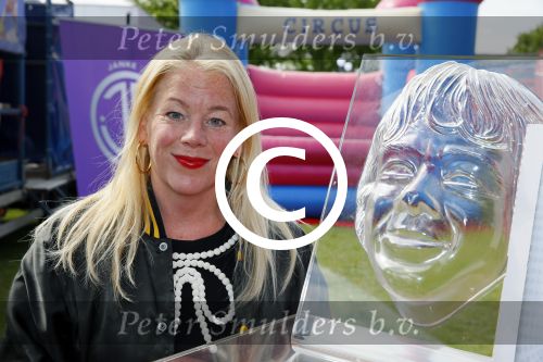 Amsterdam 21 mei 2015  
Presentatie nieuwe theaterstukken Janke Dekker Productions. (Janke Dekker en Michael v Praag)
Aanwezige castleden Erris v Ginkel Esther Lindenbergh Frans Mulder Johnny Kraaijkamp Kali v Starrenburg Suus Ruis Sandra Reemer Xander de Vledder Truus te Stelle Maaike Widdershoven en Mike Weerts