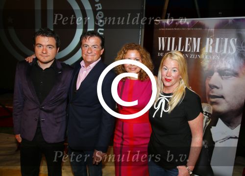 Amsterdam 21 mei 2015  
Presentatie nieuwe theaterstukken Janke Dekker Productions. (Janke Dekker en Michael v Praag)
Aanwezige castleden Erris v Ginkel Esther Lindenbergh Frans Mulder Johnny Kraaijkamp Kali v Starrenburg Suus Ruis Sandra Reemer Xander de Vledder Truus te Stelle Maaike Widdershoven en Mike Weerts