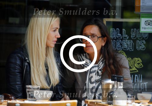 Amsterdam 20 mei 2015    
Suzanne Klemann met een kennis op terras.