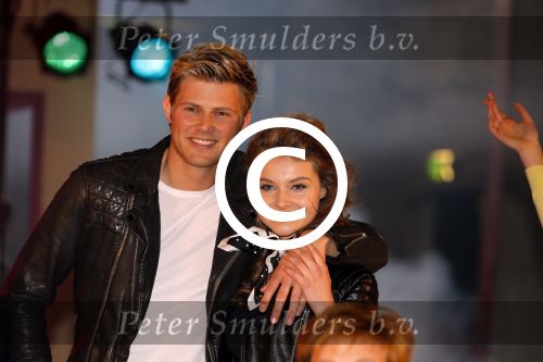 Amsterdam 8 mei 2015  
Albert Verlinde presenteert de cast van Grease met oaTim Douwsma , Vajen van den Bosch Rene v Kooten Tommie Christiaan en Mylene d\'Anjou.
De presentatie is bij de westergasfabriek.