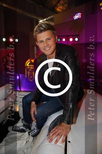 Amsterdam 8 mei 2015  
Albert Verlinde presenteert de cast van Grease met oaTim Douwsma , Vajen van den Bosch Rene v Kooten Tommie Christiaan en Mylene d\'Anjou.
De presentatie is bij de westergasfabriek.