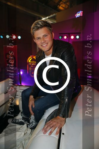 Amsterdam 8 mei 2015  
Albert Verlinde presenteert de cast van Grease met oaTim Douwsma , Vajen van den Bosch Rene v Kooten Tommie Christiaan en Mylene d\'Anjou.
De presentatie is bij de westergasfabriek.