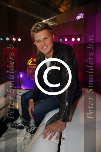 Amsterdam 8 mei 2015  
Albert Verlinde presenteert de cast van Grease met oaTim Douwsma , Vajen van den Bosch Rene v Kooten Tommie Christiaan en Mylene d\'Anjou.
De presentatie is bij de westergasfabriek.