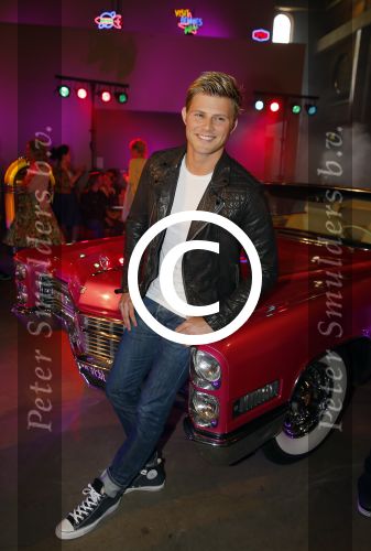 Amsterdam 8 mei 2015  
Albert Verlinde presenteert de cast van Grease met oaTim Douwsma , Vajen van den Bosch Rene v Kooten Tommie Christiaan en Mylene d\'Anjou.
De presentatie is bij de westergasfabriek.