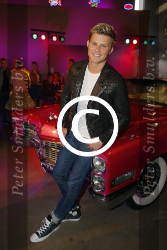 Amsterdam 8 mei 2015  
Albert Verlinde presenteert de cast van Grease met oaTim Douwsma , Vajen van den Bosch Rene v Kooten Tommie Christiaan en Mylene d\'Anjou.
De presentatie is bij de westergasfabriek.