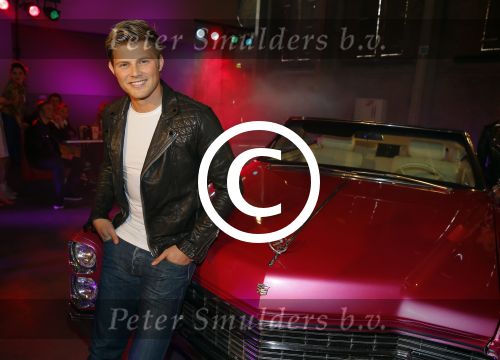 Amsterdam 8 mei 2015  
Albert Verlinde presenteert de cast van Grease met oaTim Douwsma , Vajen van den Bosch Rene v Kooten Tommie Christiaan en Mylene d\'Anjou.
De presentatie is bij de westergasfabriek.