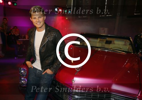 Amsterdam 8 mei 2015  
Albert Verlinde presenteert de cast van Grease met oaTim Douwsma , Vajen van den Bosch Rene v Kooten Tommie Christiaan en Mylene d\'Anjou.
De presentatie is bij de westergasfabriek.