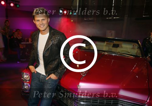 Amsterdam 8 mei 2015  
Albert Verlinde presenteert de cast van Grease met oaTim Douwsma , Vajen van den Bosch Rene v Kooten Tommie Christiaan en Mylene d\'Anjou.
De presentatie is bij de westergasfabriek.
