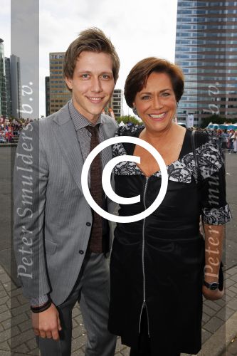 Amsterdam 30 mei 2015
Het 23e damdiner vindt weer plaats bij de HMH Heineken Music Hall.
Tineke Verburg met zoon  Tim.