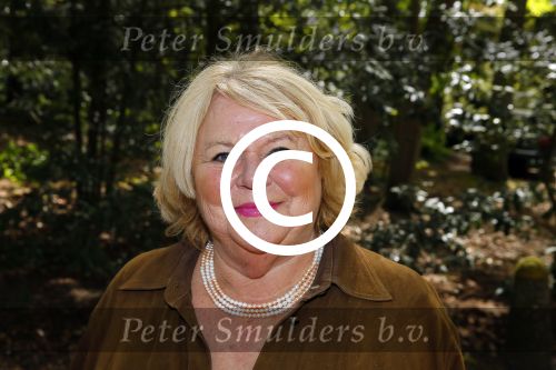 Hilversum 1 mei 2015
Boek presentatie van LUV. Marga Scheide en Jose Hoebee zijn aanwezig in de wisseloord studio\'s.
Peter Boonstra is de maker van het boek.