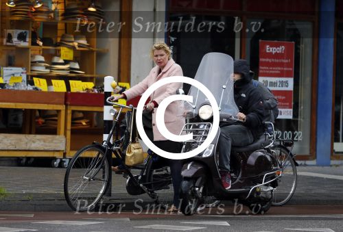Amsterdam 29 mei 2015
Tjitske Reidinga op de fiets in Amsterdam.