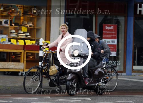 Amsterdam 29 mei 2015
Tjitske Reidinga op de fiets in Amsterdam.