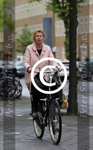 Amsterdam 29 mei 2015
Tjitske Reidinga op de fiets in Amsterdam.