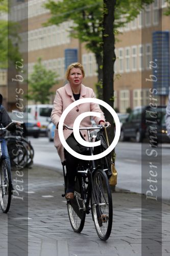 Amsterdam 29 mei 2015
Tjitske Reidinga op de fiets in Amsterdam.