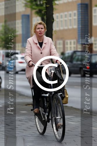 Amsterdam 29 mei 2015
Tjitske Reidinga op de fiets in Amsterdam.