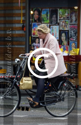 Amsterdam 29 mei 2015
Tjitske Reidinga op de fiets in Amsterdam.