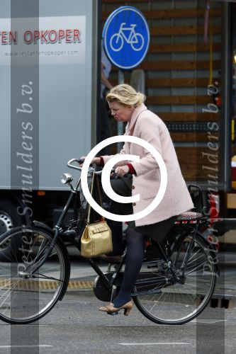 Amsterdam 29 mei 2015
Tjitske Reidinga op de fiets in Amsterdam.