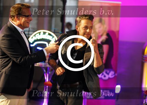 Amsterdam 8 mei 2015  
Albert Verlinde presenteert de cast van Grease met oaTim Douwsma , Vajen van den Bosch Rene v Kooten Tommie Christiaan en Mylene d\'Anjou.
De presentatie is bij de westergasfabriek.