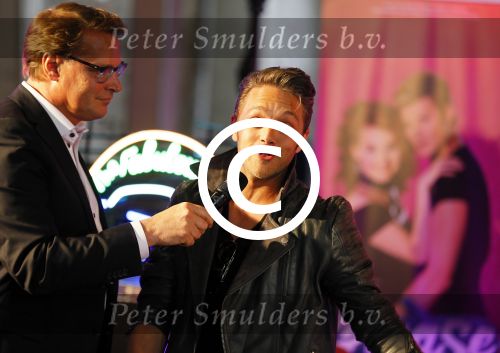 Amsterdam 8 mei 2015  
Albert Verlinde presenteert de cast van Grease met oaTim Douwsma , Vajen van den Bosch Rene v Kooten Tommie Christiaan en Mylene d\'Anjou.
De presentatie is bij de westergasfabriek.