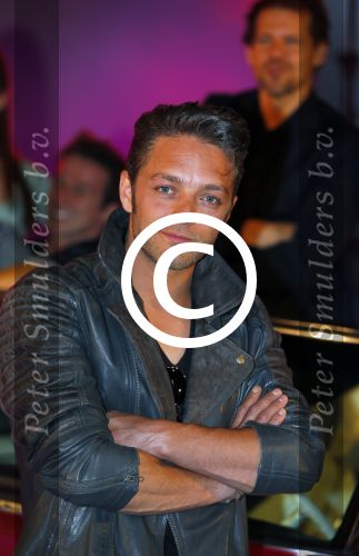Amsterdam 8 mei 2015  
Albert Verlinde presenteert de cast van Grease met oaTim Douwsma , Vajen van den Bosch Rene v Kooten Tommie Christiaan en Mylene d\'Anjou.
De presentatie is bij de westergasfabriek.