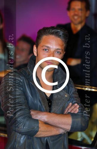 Amsterdam 8 mei 2015  
Albert Verlinde presenteert de cast van Grease met oaTim Douwsma , Vajen van den Bosch Rene v Kooten Tommie Christiaan en Mylene d\'Anjou.
De presentatie is bij de westergasfabriek.