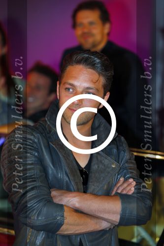 Amsterdam 8 mei 2015  
Albert Verlinde presenteert de cast van Grease met oaTim Douwsma , Vajen van den Bosch Rene v Kooten Tommie Christiaan en Mylene d\'Anjou.
De presentatie is bij de westergasfabriek.