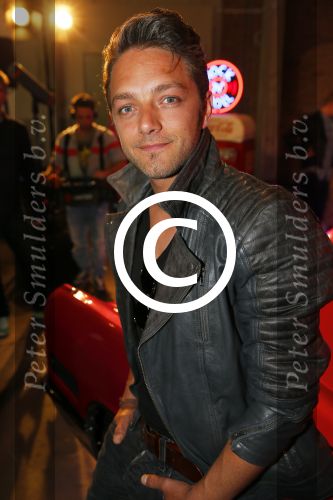 Amsterdam 8 mei 2015  
Albert Verlinde presenteert de cast van Grease met oaTim Douwsma , Vajen van den Bosch Rene v Kooten Tommie Christiaan en Mylene d\'Anjou.
De presentatie is bij de westergasfabriek.