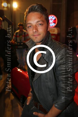 Amsterdam 8 mei 2015  
Albert Verlinde presenteert de cast van Grease met oaTim Douwsma , Vajen van den Bosch Rene v Kooten Tommie Christiaan en Mylene d\'Anjou.
De presentatie is bij de westergasfabriek.