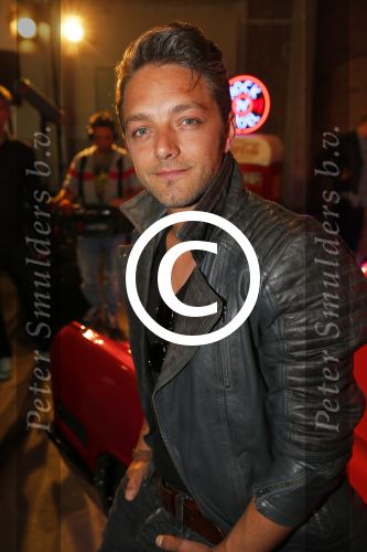 Amsterdam 8 mei 2015  
Albert Verlinde presenteert de cast van Grease met oaTim Douwsma , Vajen van den Bosch Rene v Kooten Tommie Christiaan en Mylene d\'Anjou.
De presentatie is bij de westergasfabriek.