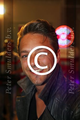 Amsterdam 8 mei 2015  
Albert Verlinde presenteert de cast van Grease met oaTim Douwsma , Vajen van den Bosch Rene v Kooten Tommie Christiaan en Mylene d\'Anjou.
De presentatie is bij de westergasfabriek.