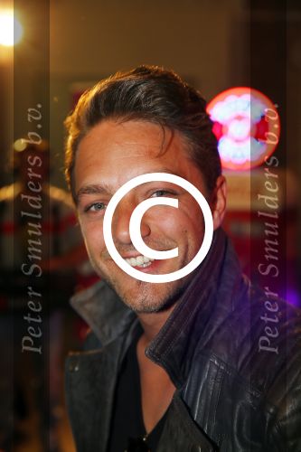 Amsterdam 8 mei 2015  
Albert Verlinde presenteert de cast van Grease met oaTim Douwsma , Vajen van den Bosch Rene v Kooten Tommie Christiaan en Mylene d\'Anjou.
De presentatie is bij de westergasfabriek.