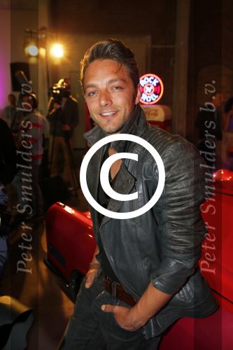 Amsterdam 8 mei 2015  
Albert Verlinde presenteert de cast van Grease met oaTim Douwsma , Vajen van den Bosch Rene v Kooten Tommie Christiaan en Mylene d\'Anjou.
De presentatie is bij de westergasfabriek.