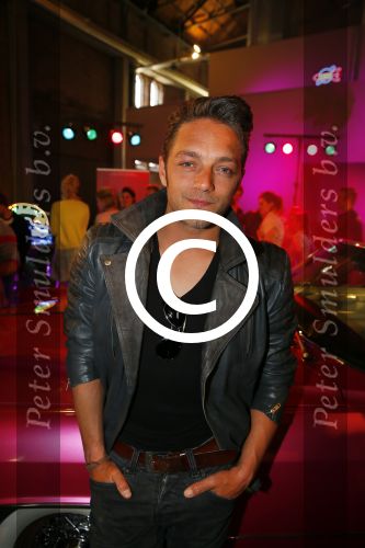 Amsterdam 8 mei 2015  
Albert Verlinde presenteert de cast van Grease met oaTim Douwsma , Vajen van den Bosch Rene v Kooten Tommie Christiaan en Mylene d\'Anjou.
De presentatie is bij de westergasfabriek.