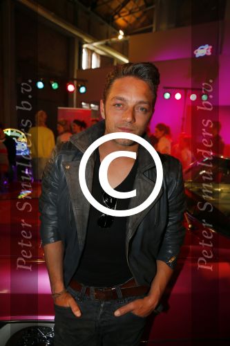 Amsterdam 8 mei 2015  
Albert Verlinde presenteert de cast van Grease met oaTim Douwsma , Vajen van den Bosch Rene v Kooten Tommie Christiaan en Mylene d\'Anjou.
De presentatie is bij de westergasfabriek.