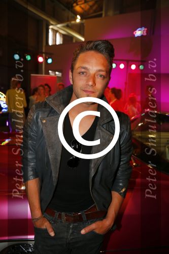 Amsterdam 8 mei 2015  
Albert Verlinde presenteert de cast van Grease met oaTim Douwsma , Vajen van den Bosch Rene v Kooten Tommie Christiaan en Mylene d\'Anjou.
De presentatie is bij de westergasfabriek.
