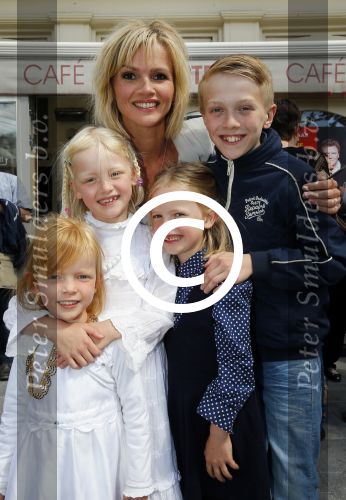 Amsterdam 26 mei 2015
Presenatie boek Bastiaan Ragas. Hij reikt het eerste boek uit aan zijn vader. Tooske Ragas en hun kinderen zijn ook aanwezig in cafe Gruter.