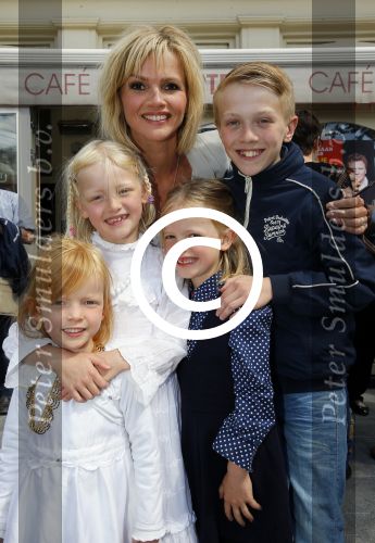 Amsterdam 26 mei 2015
Presenatie boek Bastiaan Ragas. Hij reikt het eerste boek uit aan zijn vader. Tooske Ragas en hun kinderen zijn ook aanwezig in cafe Gruter.