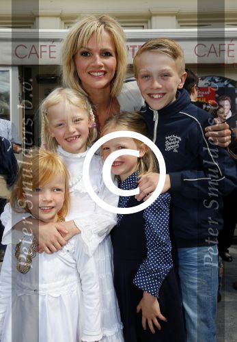 Amsterdam 26 mei 2015
Presenatie boek Bastiaan Ragas. Hij reikt het eerste boek uit aan zijn vader. Tooske Ragas en hun kinderen zijn ook aanwezig in cafe Gruter.