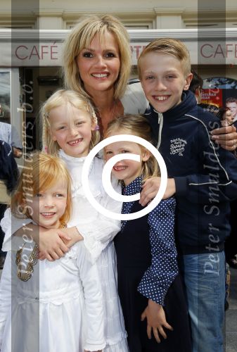 Amsterdam 26 mei 2015
Presenatie boek Bastiaan Ragas. Hij reikt het eerste boek uit aan zijn vader. Tooske Ragas en hun kinderen zijn ook aanwezig in cafe Gruter.